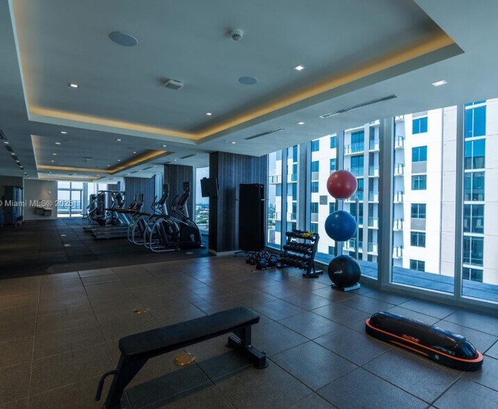 Building Photo - 1010 SW 2nd Ave