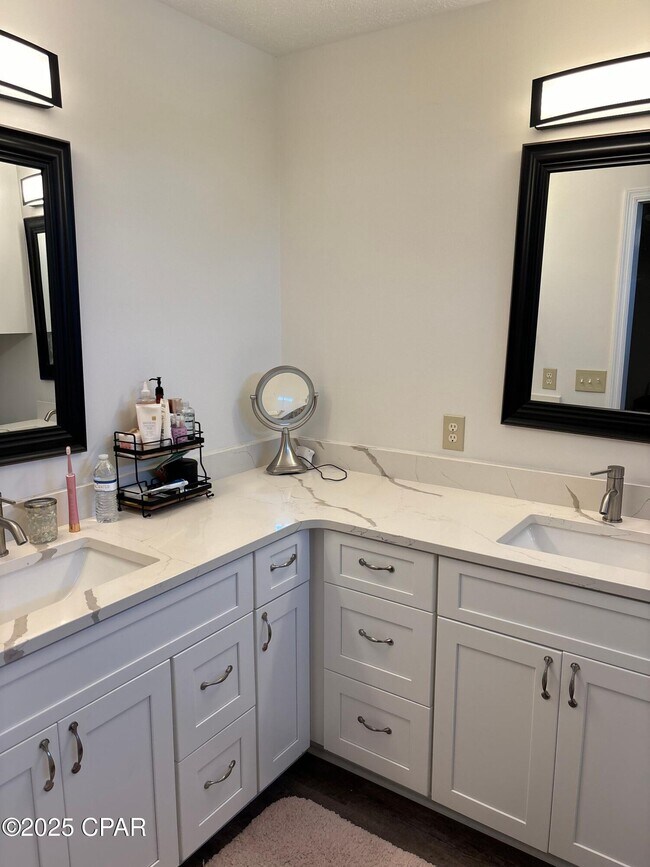 Building Photo - 2115 Country Club Dr