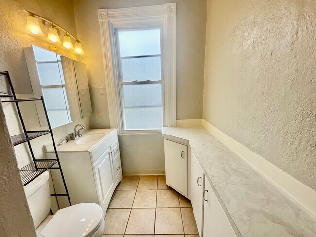 Building Photo - 3 Bed 1.5 Bath- Southside Pittsburgh PA