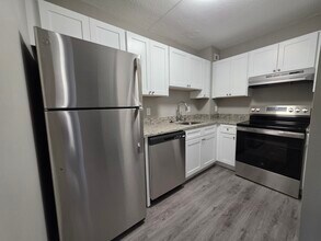 Building Photo - 15 S Point Dr