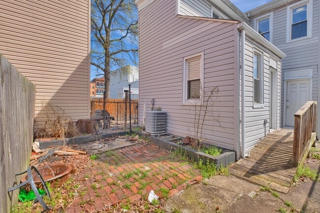 Building Photo - Cozy Home - South Side Flats