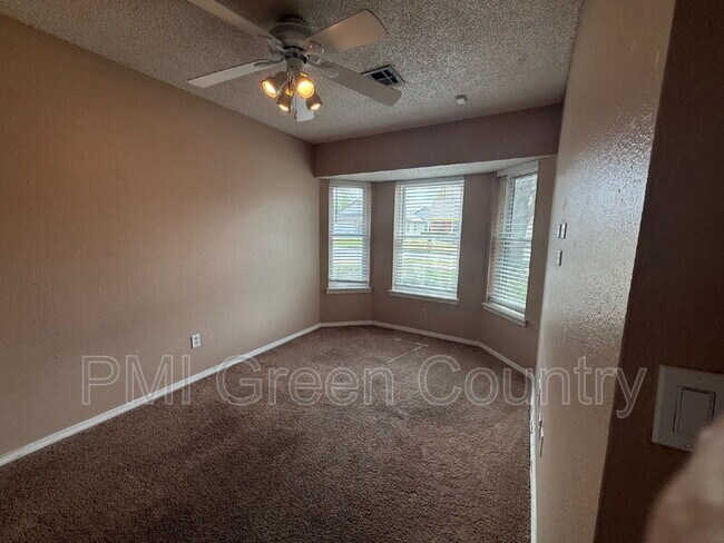 Building Photo - 1608 W Fort Worth St