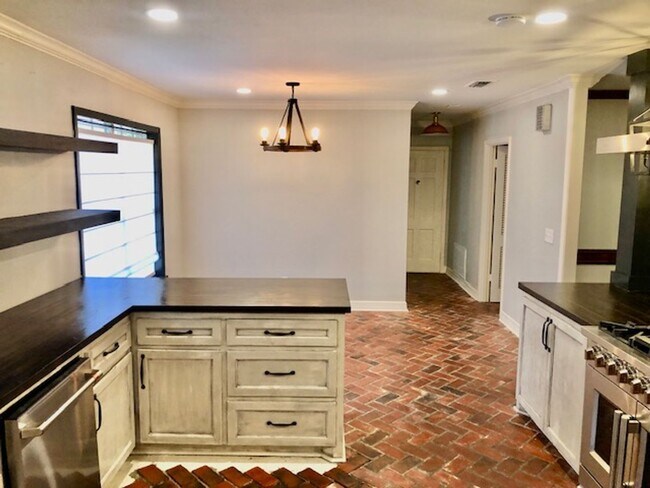 Building Photo - GORGEOUS 4/4 SOUTH HIGHLAND HOME-PIERRMONT...