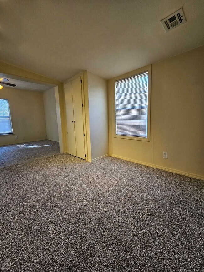 Building Photo - (2) Bed/(1) Bath in Core Norman Avail NOW! Video Tour!