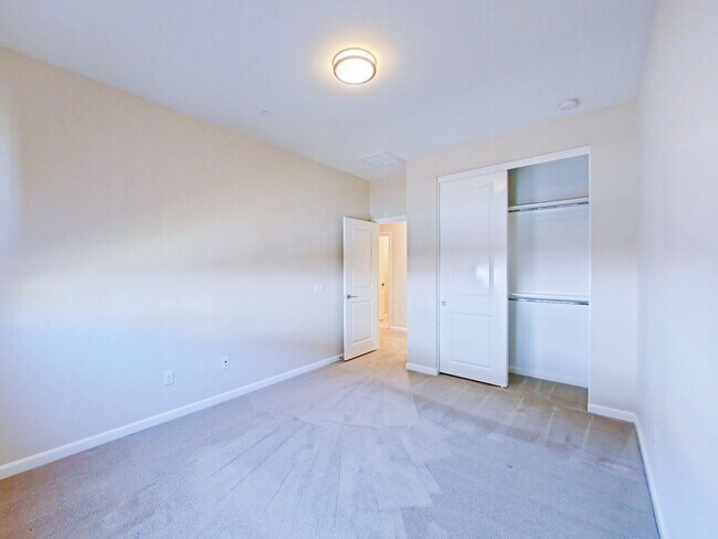 Building Photo - Desirable 3 bedroom Townhouse in the heart...