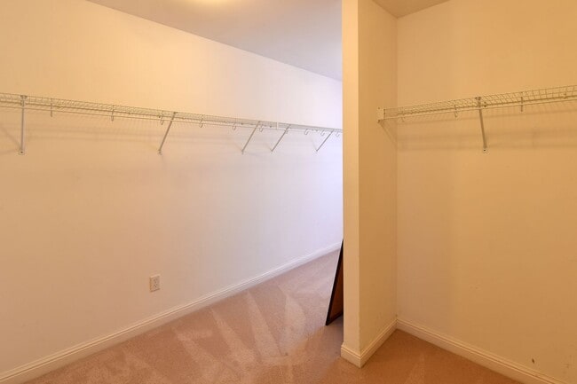 Building Photo - Kirkwood 5 bedroom / 3 full bathroom home