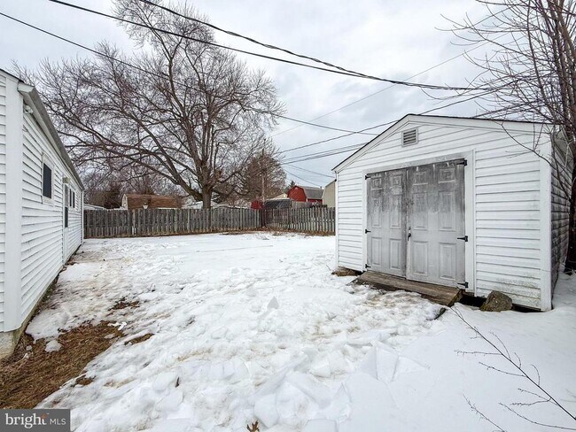 Building Photo - 17 Gene Ave