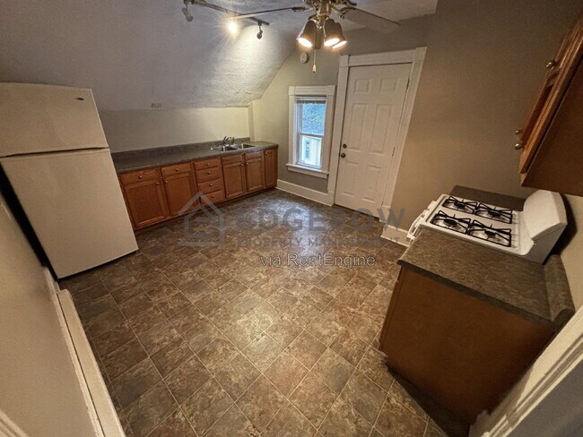 Building Photo - 635 Lafayette Ave NE