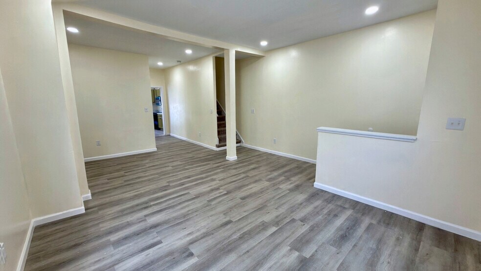 Building Photo - 547 N Silk St