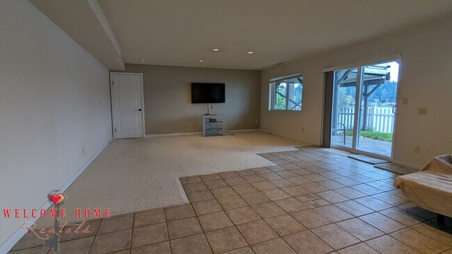Building Photo - Huge waterfront home, fully furnished, boa...