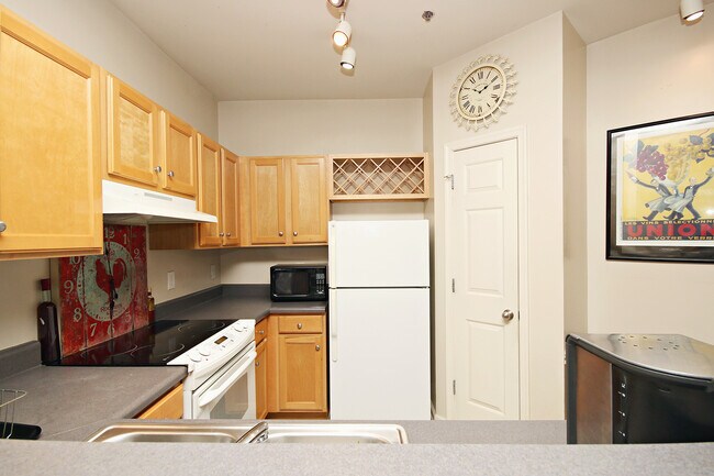 Building Photo - Top Floor, Pet-Friendly Riverbend Condo on Pantops
