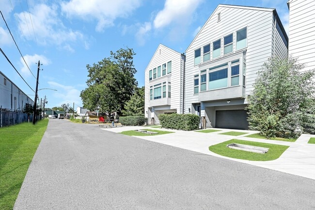 Building Photo - 1405 Sylvester Rd