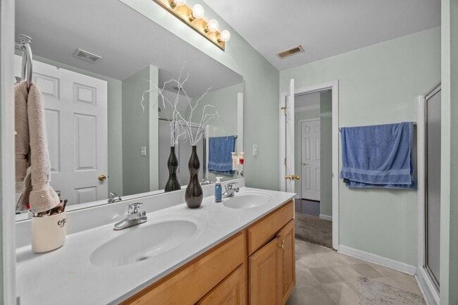 Building Photo - Stunning Townhome for Rent in Whitsett!
