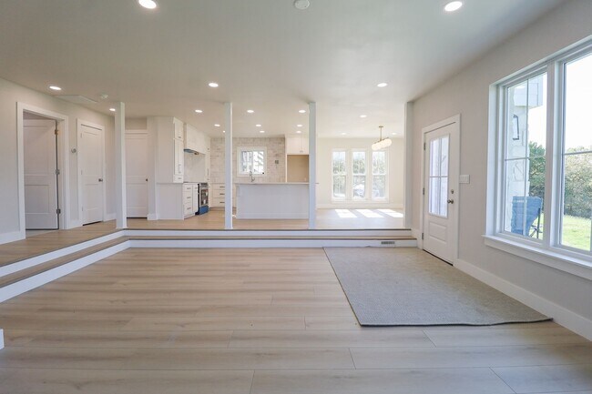 Building Photo - 4 Bed | 3 Bath on Keystone Lake!