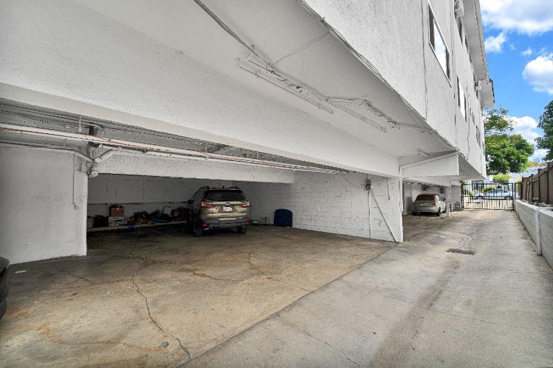 Building Photo - 1009 N Edinburgh Ave