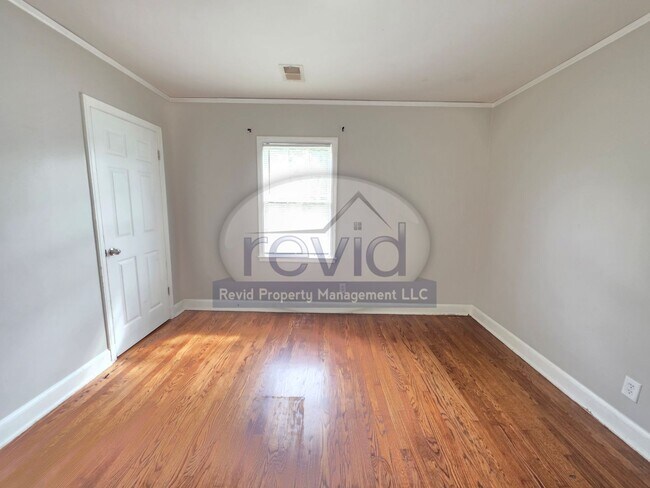 Building Photo - 3 Bedroom Home!!