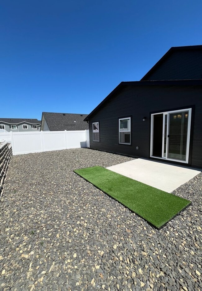 Building Photo - Brand new 3 bedroom/2.5 bathroom ready for move in