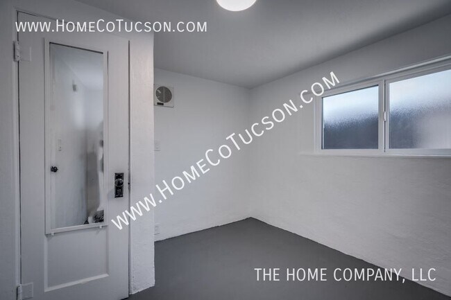 Building Photo - 940 E Florita St