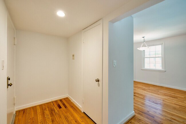 Building Photo - Charming 1BR/1BA Conveniently Located in Silver Spring