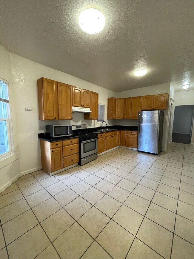 Building Photo - Large Lower Unit - 627 W Grand Ave