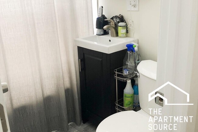 Building Photo - 2129 N Dayton St