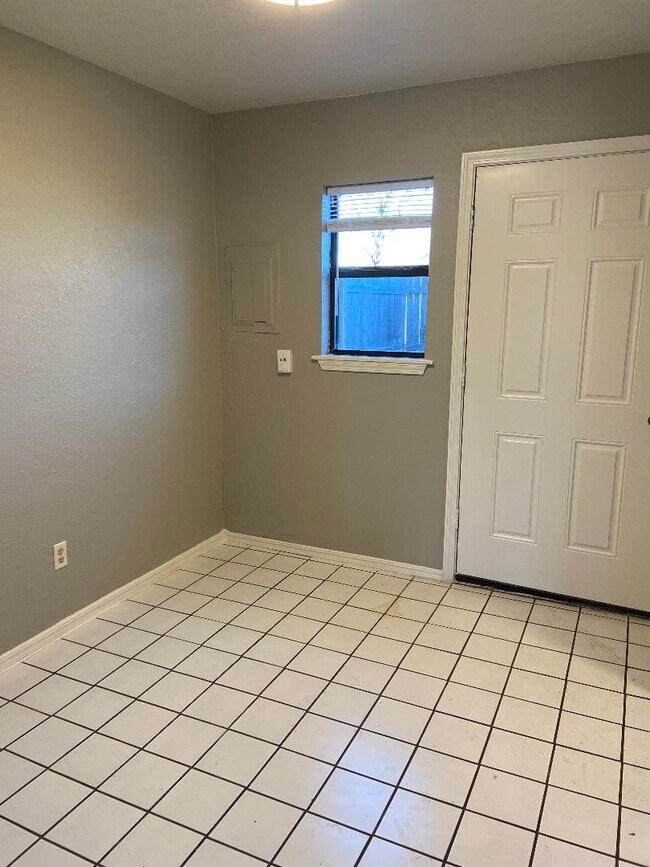 Building Photo - 2125 Beaumont Dr