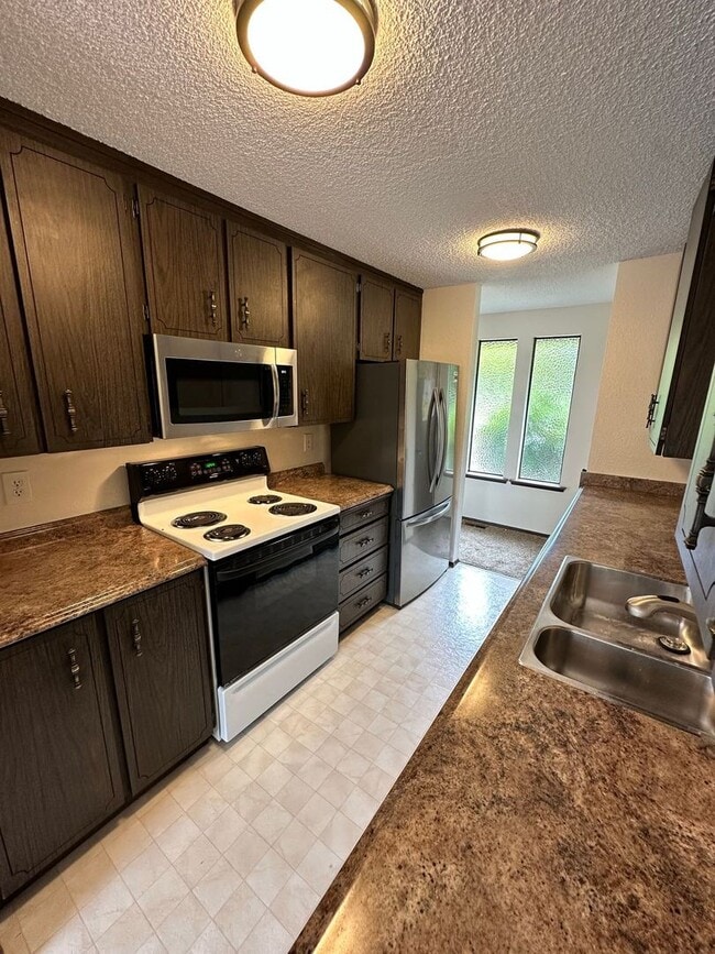Building Photo - Beautiful well Maintained Duplex for rent