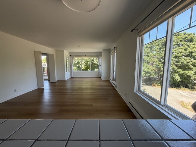 Building Photo - **Bright & Updated 2-Bedroom Condo with Water View in Friday Harbor!**