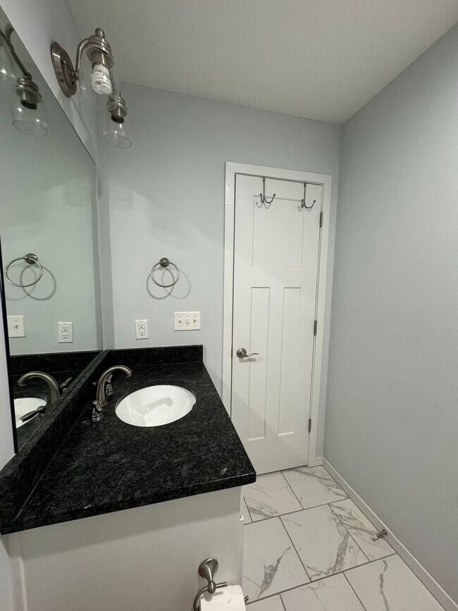 Building Photo - 4 Bedroom, 3 1/2 bathroom in Olathe!