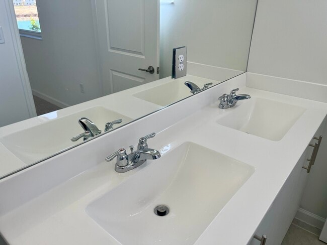 Building Photo - 2776 SE 26th Ave