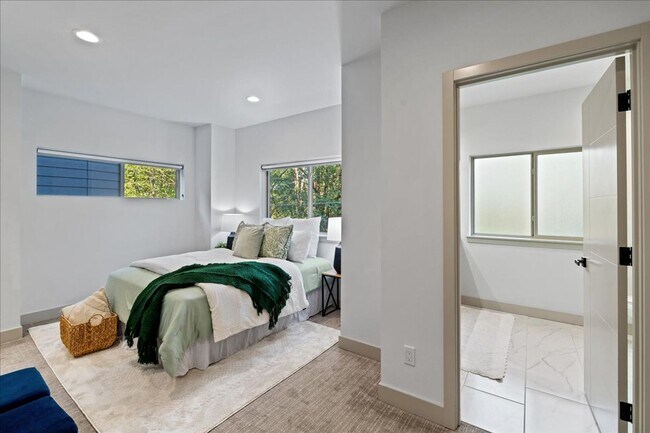 Building Photo - West Seattle - 3 Bedroom - 2.5 Bathroom w/ AC!