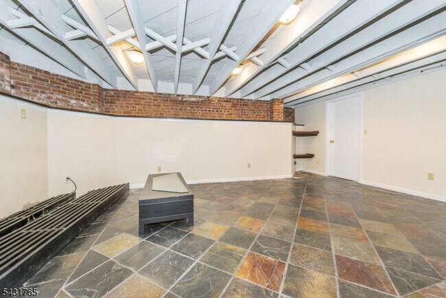 Building Photo - 294 Claremont Ave