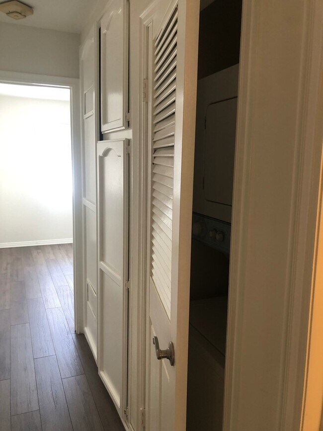 Building Photo - Los Caballeros #313