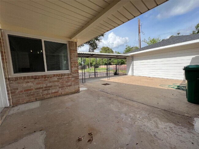 Building Photo - 3 Bedroom Home for Rent in Houston 77096 | Updated Home with Large Backyard