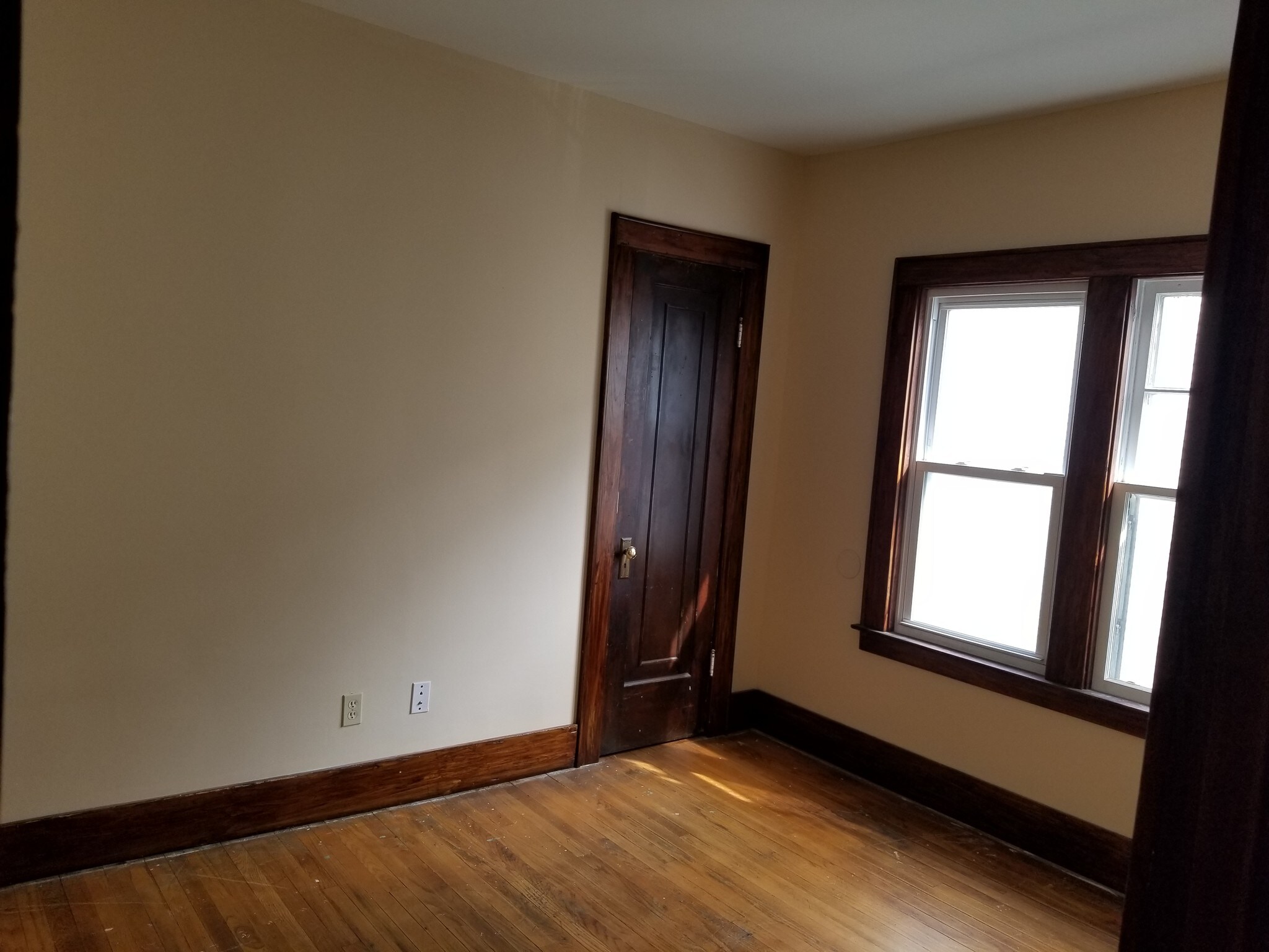 First bedroom with walk in closet - 1604 S Geddes St