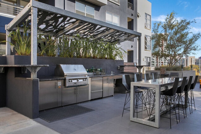 Building Photo - 355 Berry St