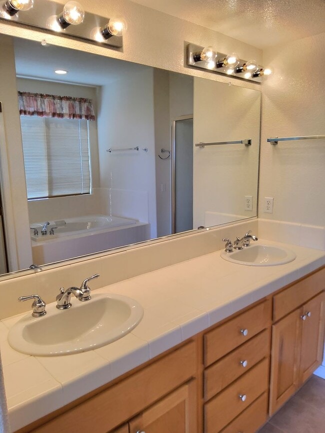 Building Photo - Beautiful house in great neighborhood with...
