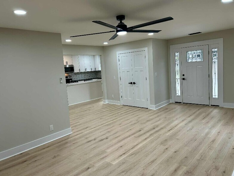 Building Photo - 304 Greenview Dr