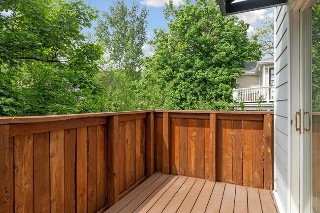 Building Photo - Updated & Bright 2BR Condo in Prime Boulde...