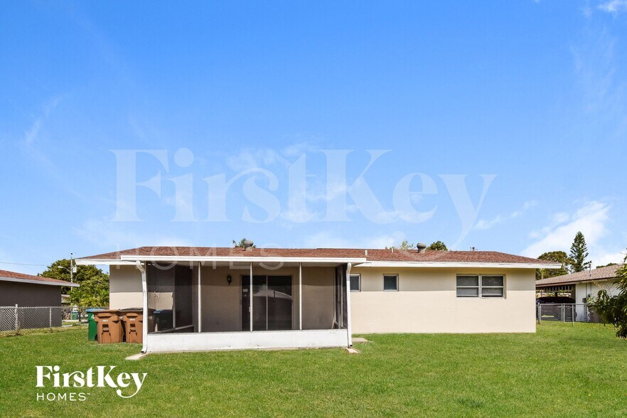 Building Photo - 1410 NE 5th Ln