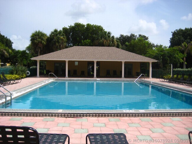 Building Photo - 318 Meadows Cir