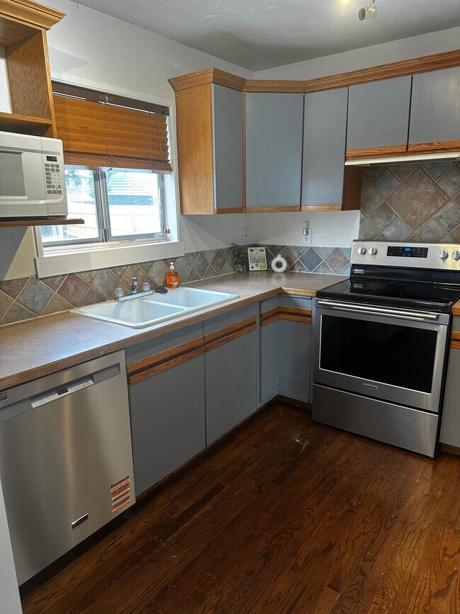 Building Photo - 1431 Northview Dr