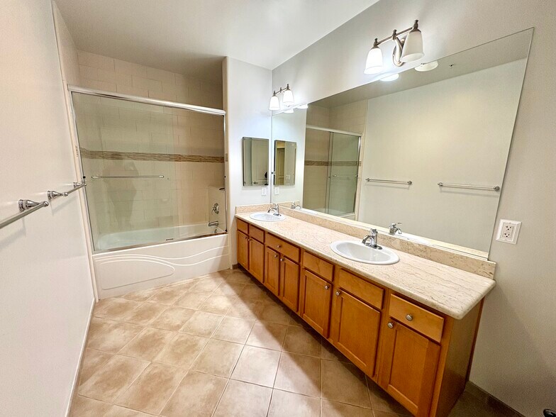 Building Photo - 1310 Creekside Dr