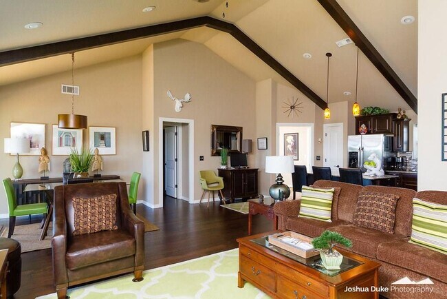 Building Photo - Georgeous 3 bedroom 2 bath home with SOLAR  and a view!