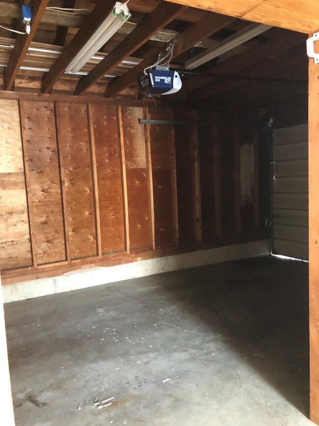 Building Photo - 2 Bed Mid-Century House w/ Garage & Fenced...