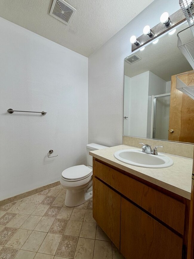 Building Photo - **$500 OFF THE FIRST MONTH'S RENT** Cozy R...