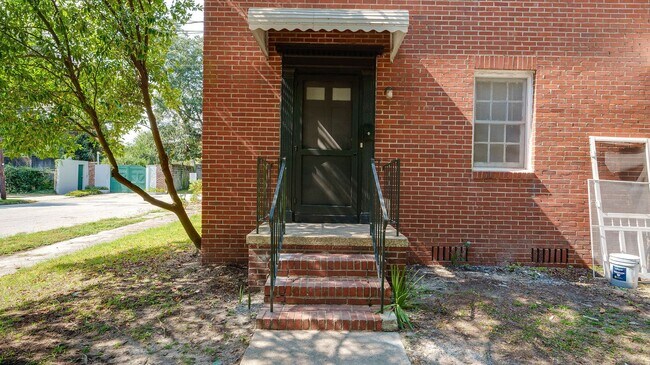 Building Photo - 2 Bedroom 1.5 Bath Townhouse in Wagener Terrace - Charleston Peninsula