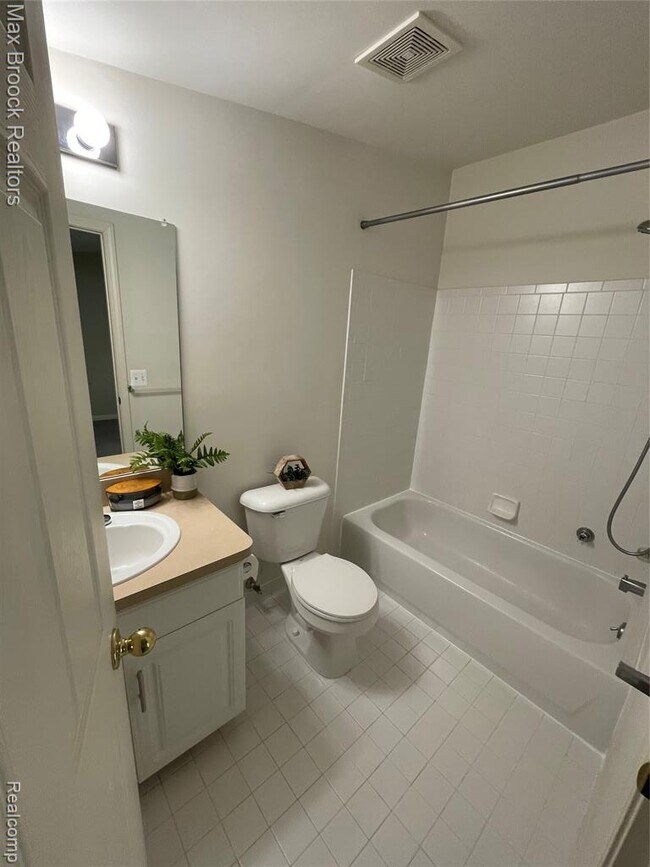 Building Photo - 924 Sandalwood Dr