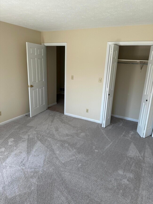 Building Photo - 165 Landings Dr