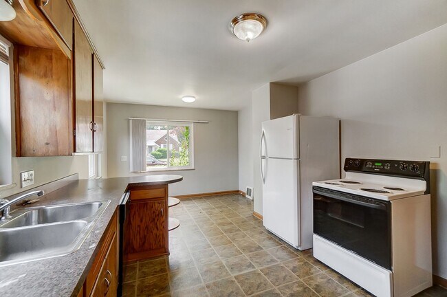 Building Photo - 347 Darrow Ave
